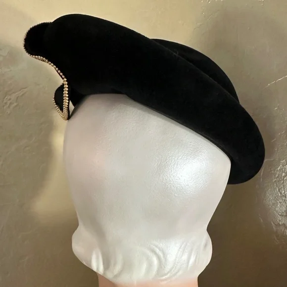 STYLISH 1940's BLACK FELT HAT WITH PEARL & BEAD TRIM